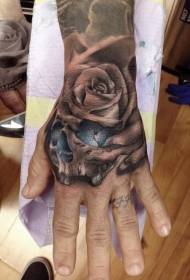 Tatuaggio rosa nero e occhi blu che leccano il dorso della mano