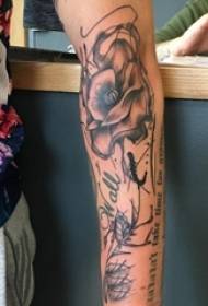 Pojan käsivarret mustalla harmaalla luonnospistevinkillä Luova esteettinen kukka -tatuointikuva