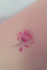 Ang mga maliliit na sariwang sariwang bulaklak na larawan ng tattoo ay ginagawang mas maganda