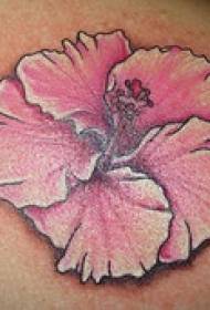 Immagini colorate di tatuaggi pastello all'ibisco sulle spalle