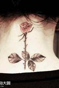 Patrón de tatuaje de rosa pequeña en el cuello