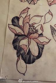 Manuscript klassiek realistisch lotus tattoo patroon
