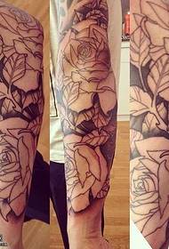 Patró de tatuatge de rosa grisa de braç negre