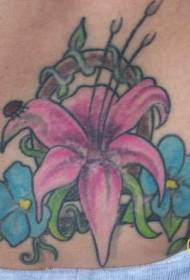 Tatuaje de flor de lirio y flor de lirio de color cintura