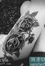 Pola tato mawar yang halus dan menawan