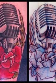 Modello di tatuaggio rosa con microfono per la scuola europea e americana