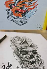 Foto manoscritto tatuaggio teschio rosa