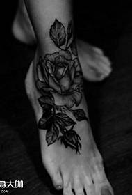 Noha čiernej ruže tetovanie vzor