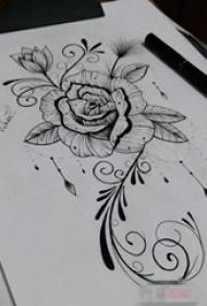 შავი ესკიზის ყალბი ტექნიკა კრეატიული ლამაზი ყვავილების tattoo ხელნაწერი