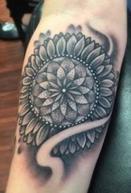Tatuaje de mandala negra patrón xeométrico de tatuaxe de flores
