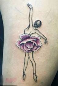 Ang mga batang babaye sa mga itom nga linya nagpintal sa mga litrato sa bulak nga 3d nga bulak sa tattoo sa bulak