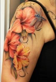 Tatuaggi e fiori realistici di colore spalla femminile