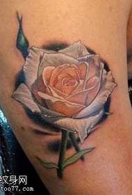 Patró de tatuatge de rosa blanca de braç