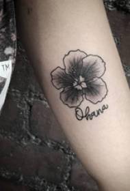 Moksleivės rankos ant juodų taškelių abstrakčių linijų angliškos ir gėlių tatuiruotės nuotraukos