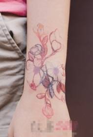 Tüdruku käsivarrega maalitud akvarelliga loomingulise ilusa lillega tätoveeringu pilt