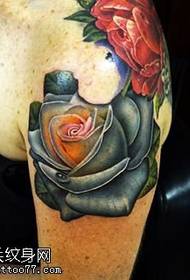 Modello di tatuaggio realistico rosa grigio spalla nero