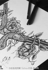 Motivo manoscritto con tatuaggio a rosa grande a pistola