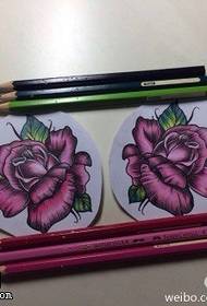 Spalvotas mokyklos rožės tatuiruotės rankraščio modelis