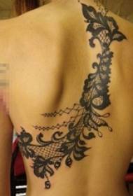 Dub geometric kab lace paj tattoo daim duab ntawm tus ntxhais rov qab