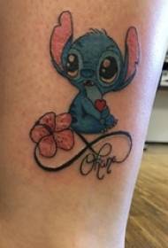 Gambo di ragazza dipinto fiori e disegni di tatuaggi di studi di cartoni animati