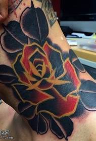 Épine rose motif de tatouage sur le cou