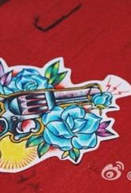 Gambar warna péso tattoo pistol mawar