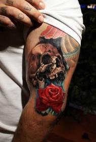Рука кольорова червона троянда з візерунком татуювання черепа