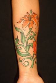 女性の腕のカラフルなユリのタトゥーパターン