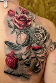 Bemalte stachelige Rose und schaue Tattoo-Bilder auf dem Rücken des Mädchens