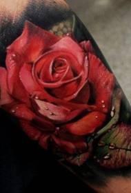 Rankos gražus superrealus raudonos rožės tatuiruotės modelis