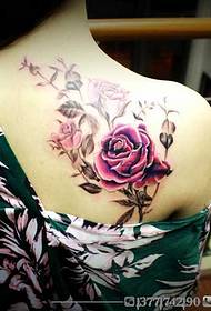 Testa di tatuale di spalla rosa viola