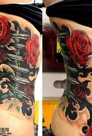 Motif de tatouage mécanique rose à la taille
