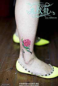 Tatoo la rangi nyekundu ya rose kwenye ankle