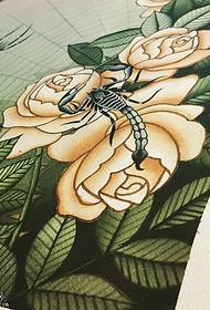 Manuscript rose scorpion tattoo muundo