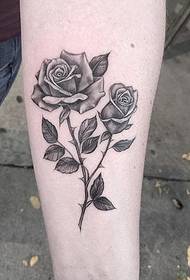 Frumos model de tatuaj de trandafiri ghimpate negru