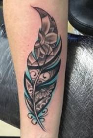 Skolflickans armmålade sticka geometriska linjer blommor och tatueringsbilder av fjädrar