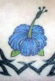 زهرة الكركديه الزرقاء مع نمط وشم الطوطم القبلية