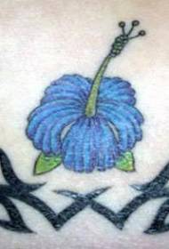 Fiore di ibisco blu con motivo a tatuaggio totem tribale