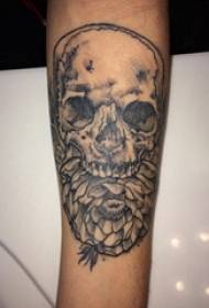Bocah lanang nganggo garis ireng sing gampang dicucuk ireng lan gambar tato kembang