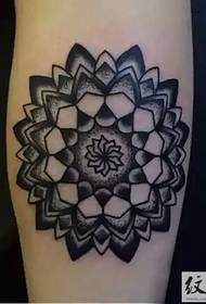 egy sor fekete-fehér vanília totem tetoválás