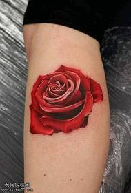 spilgti sarkanu rožu raksts uz kājas