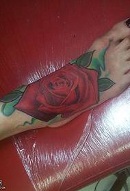 Realistyczny wzór róży tatuaż