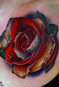 Disegno del tatuaggio rosa sul petto