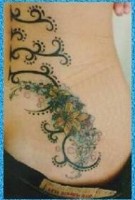 Exquisito patrón de tatuaje de flores y vid