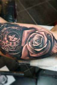 Rokas brūns pulkstenis melnās rozes tetovējums