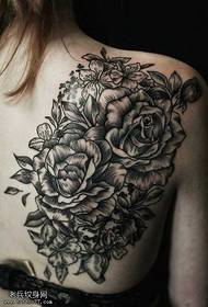 Modello di tatuaggio rosa bianco e nero spalla