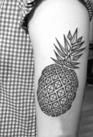 Mergaitės rankos juodos linijos geometrinis elementas kūrybingas subtilus ananasų tatuiruotės paveikslėlis
