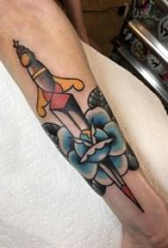 男孩的手臂畫水彩畫美麗的花朵創意匕首紋身圖片