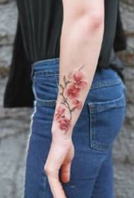 Sraith úr úr de phlandaí tattoo dearga ag obair