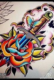 Motivo a tatuaggio rosa con pugnale dipinto